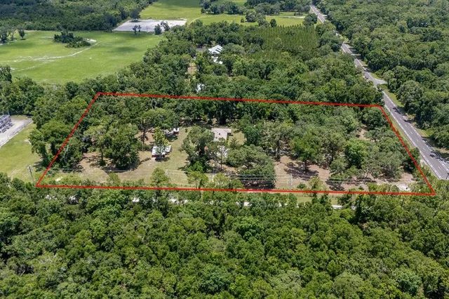 a view of a livingroom with furniture