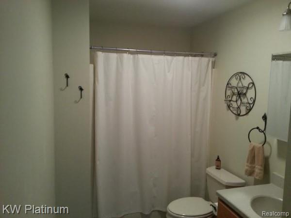 UPSTAIRS FULL BATH