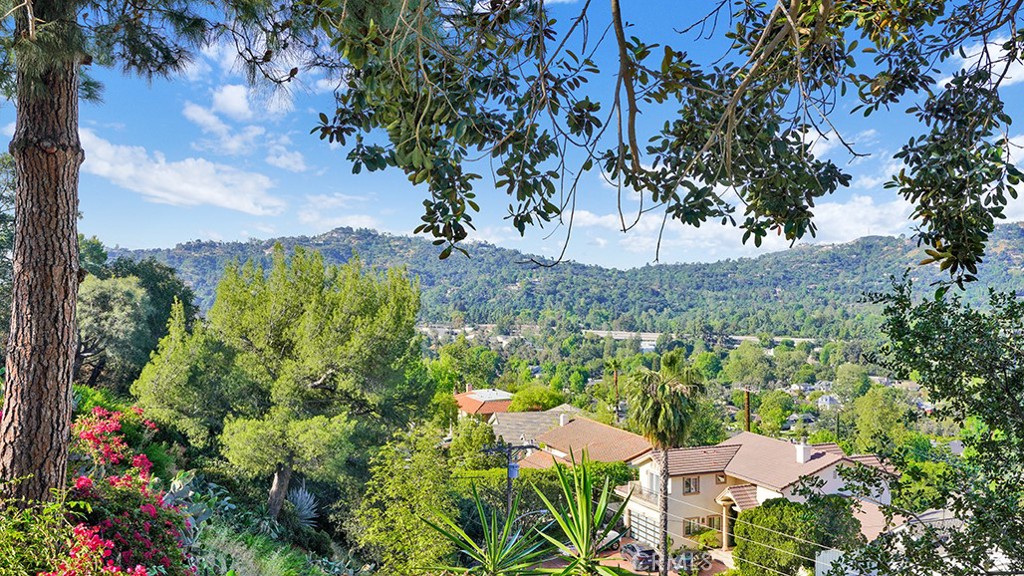 5537 Stardust Road La Canada Flintridge, CA 91011 - Photo 4 of 28