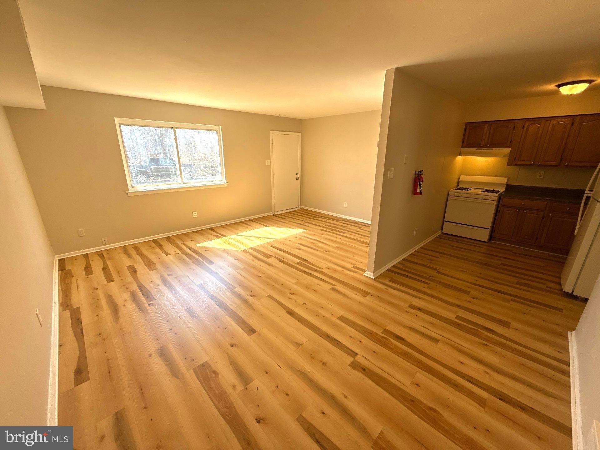 573 Allengrove Street Philadelphia, PA 19120 - Photo 6 of 16 Dining area