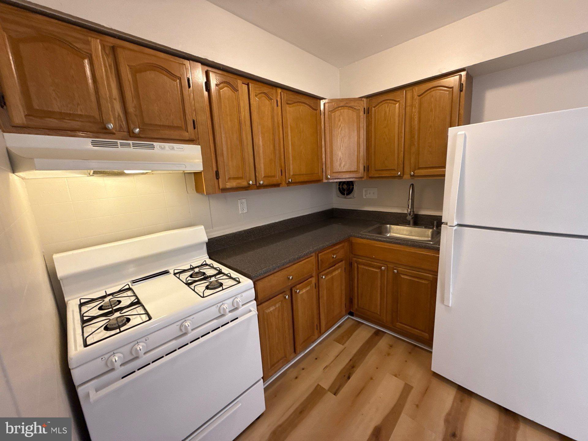 573 Allengrove Street Philadelphia, PA 19120 - Photo 8 of 16 Gas stove