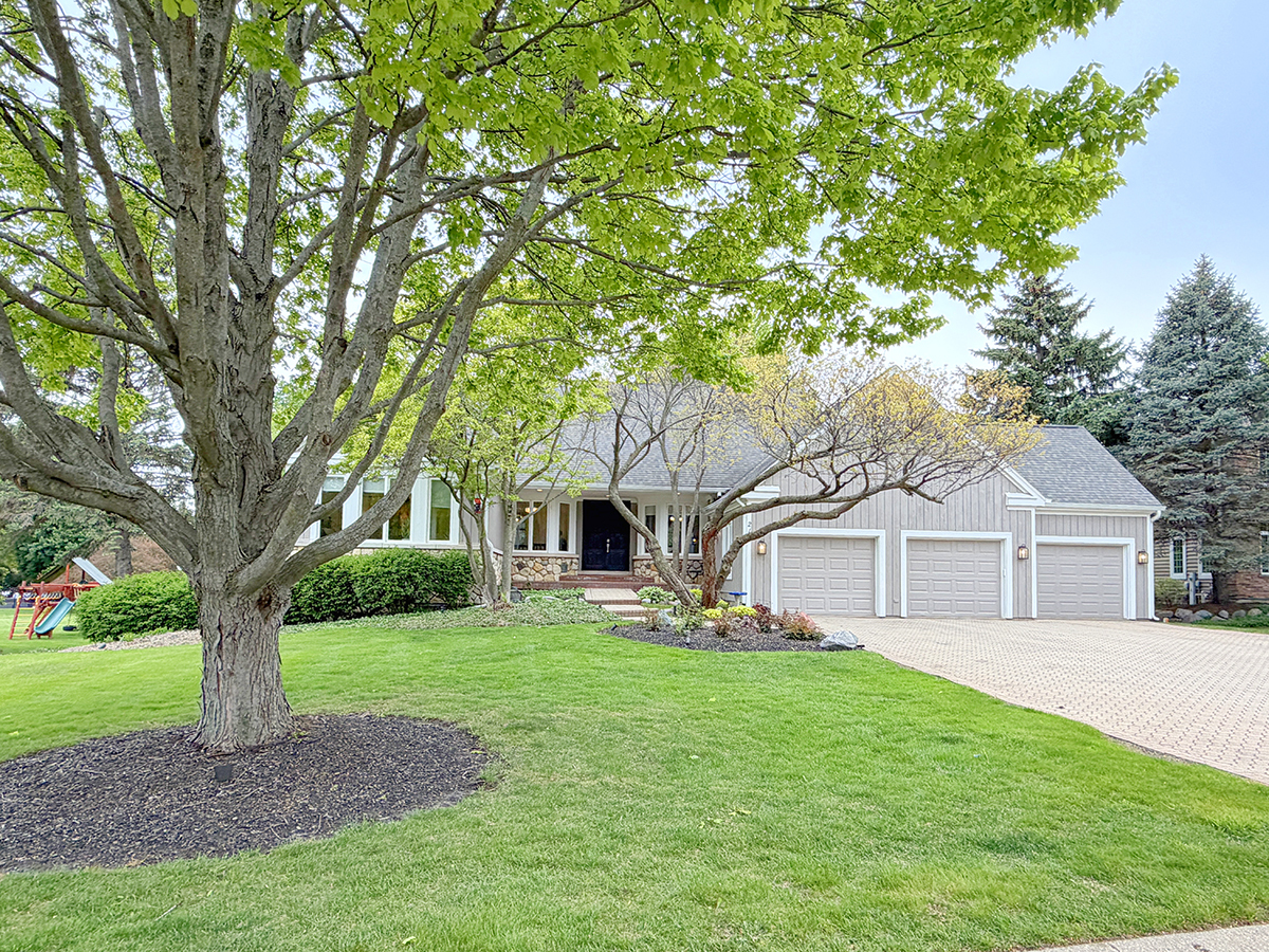 211 Ridge Lane Lake In The Hills, IL 60156 - Photo 2 of 63
