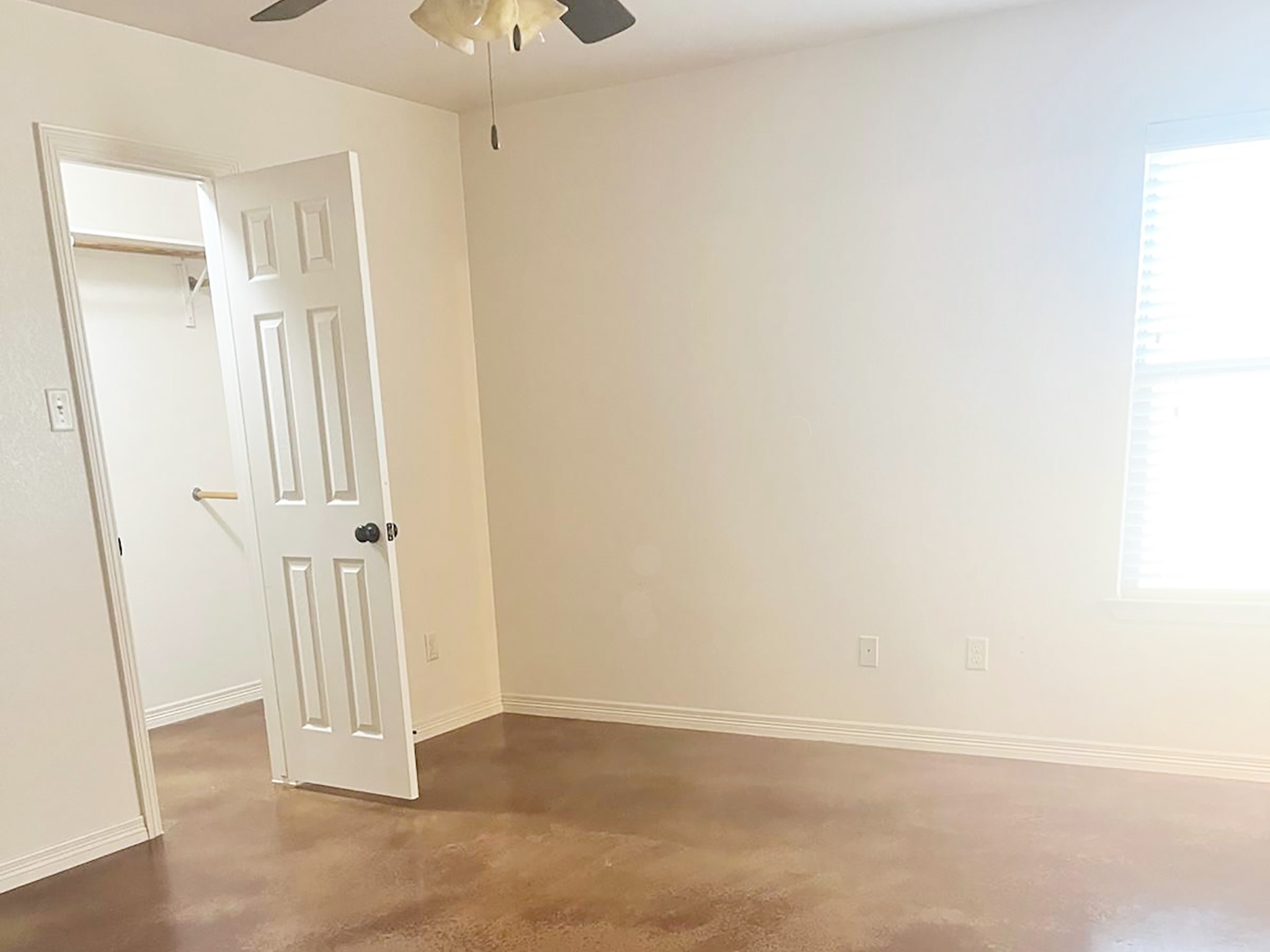 504 Karey Drive Temple, TX 76502 - Photo 15 of 18 Unfurnished room with finished concrete flooring, healthy amount of natural light, and ceiling fan