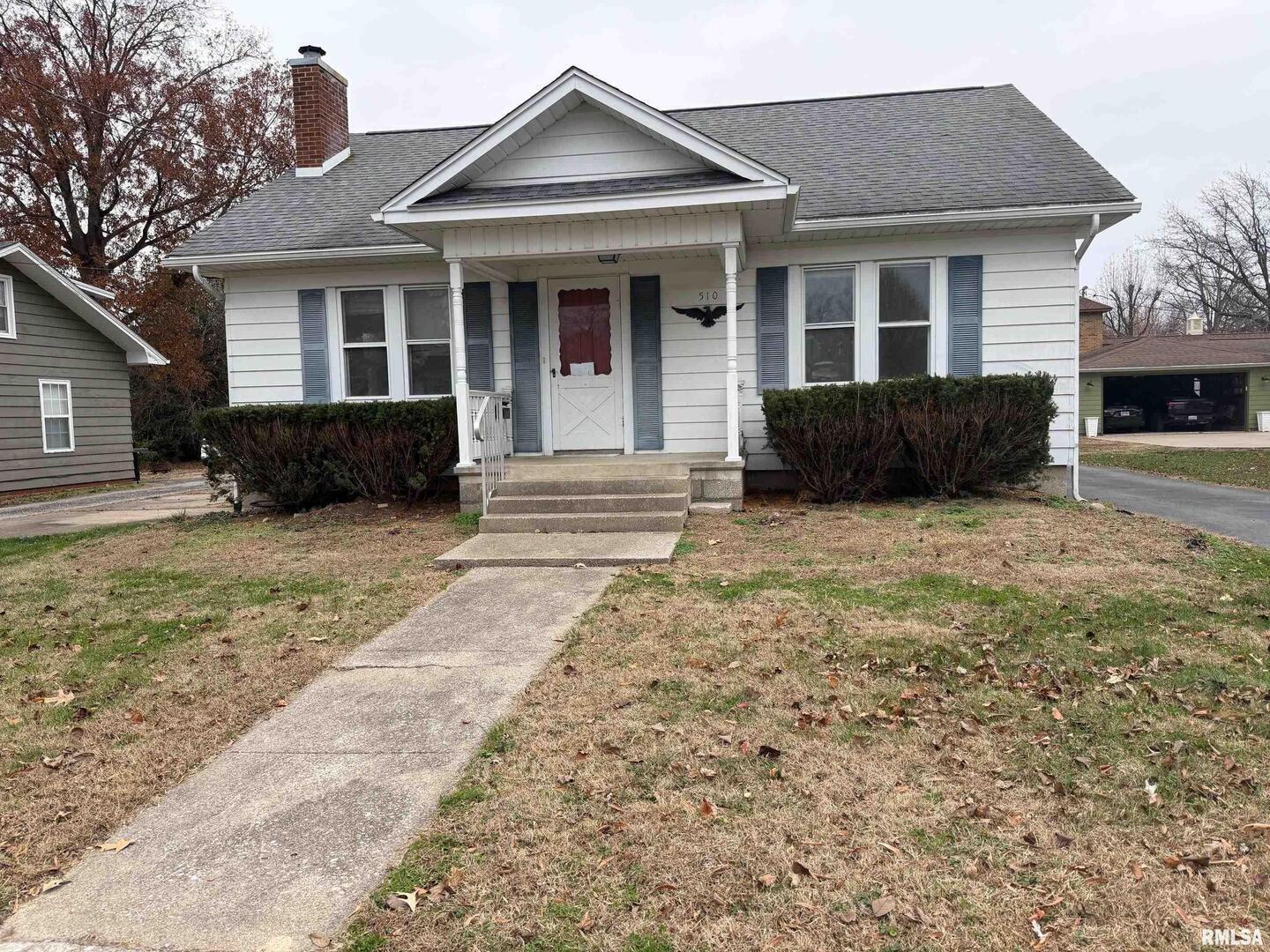 a view of a yard in front of a house