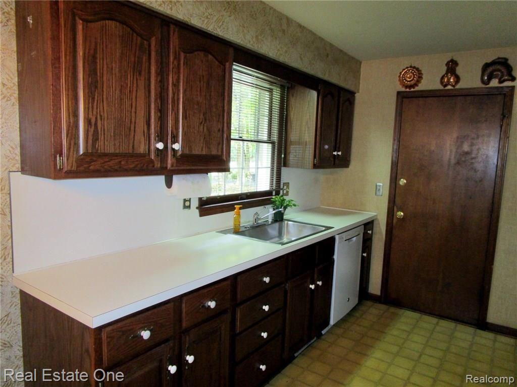 19209 Meridian Road Grosse Ile, MI 48138 - Photo 7 of 38 IMG_0533.jpg
