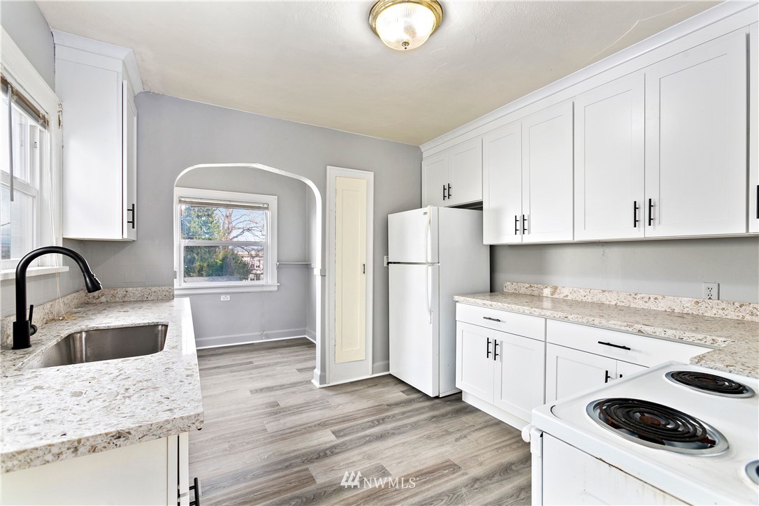 3709 Rockefeller Avenue Everett, WA 98201 - Photo 5 of 12 a kitchen with a sink stove and refrigerator
