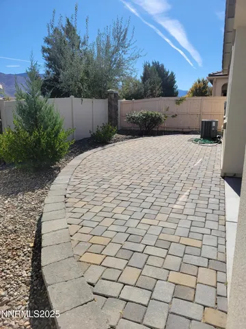 a view of a backyard