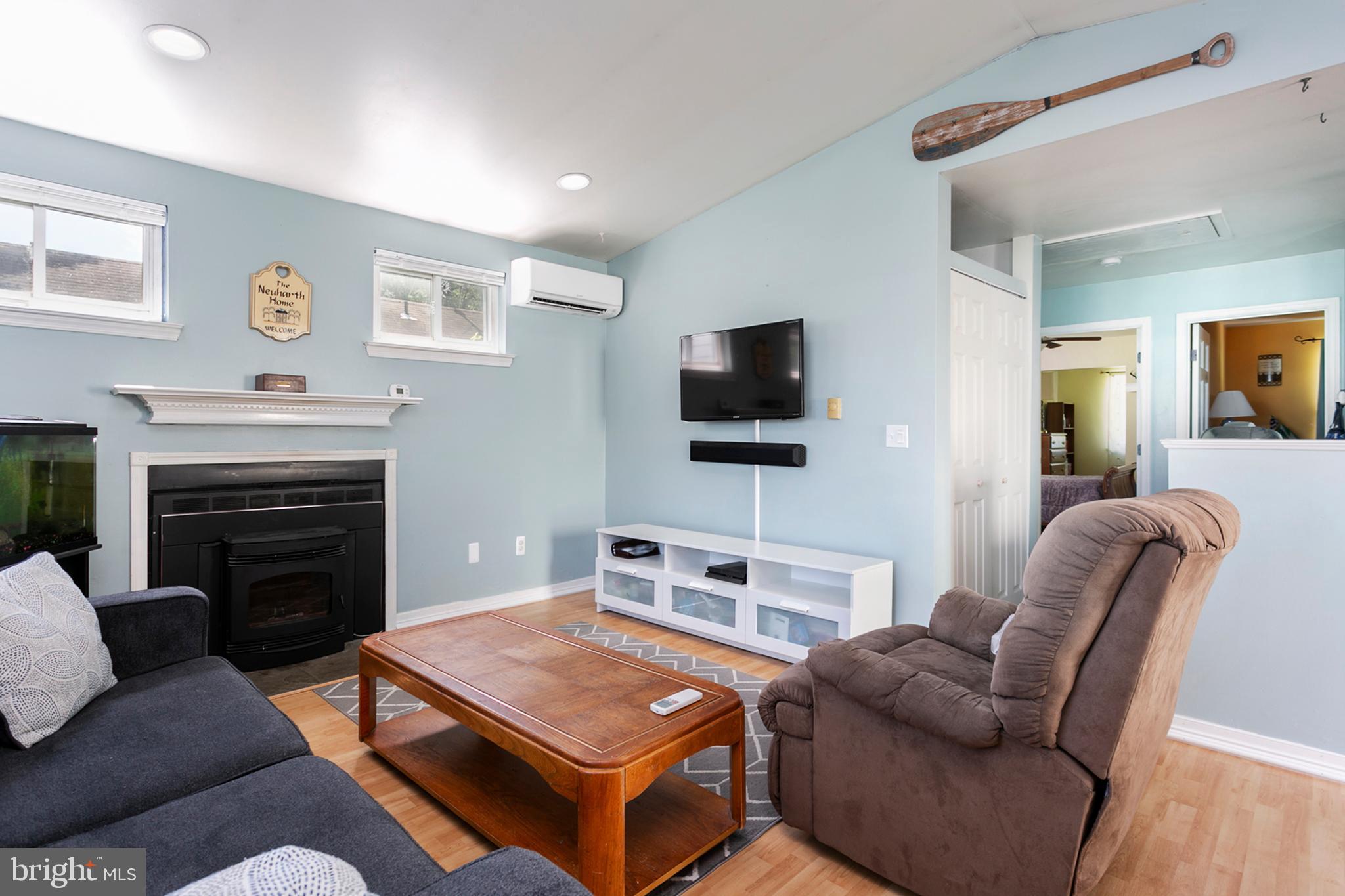 1638 Bay Ridge Road Edgewater, MD 21037 - Photo 4 of 21 Spacious living room with vaulted ceiling!