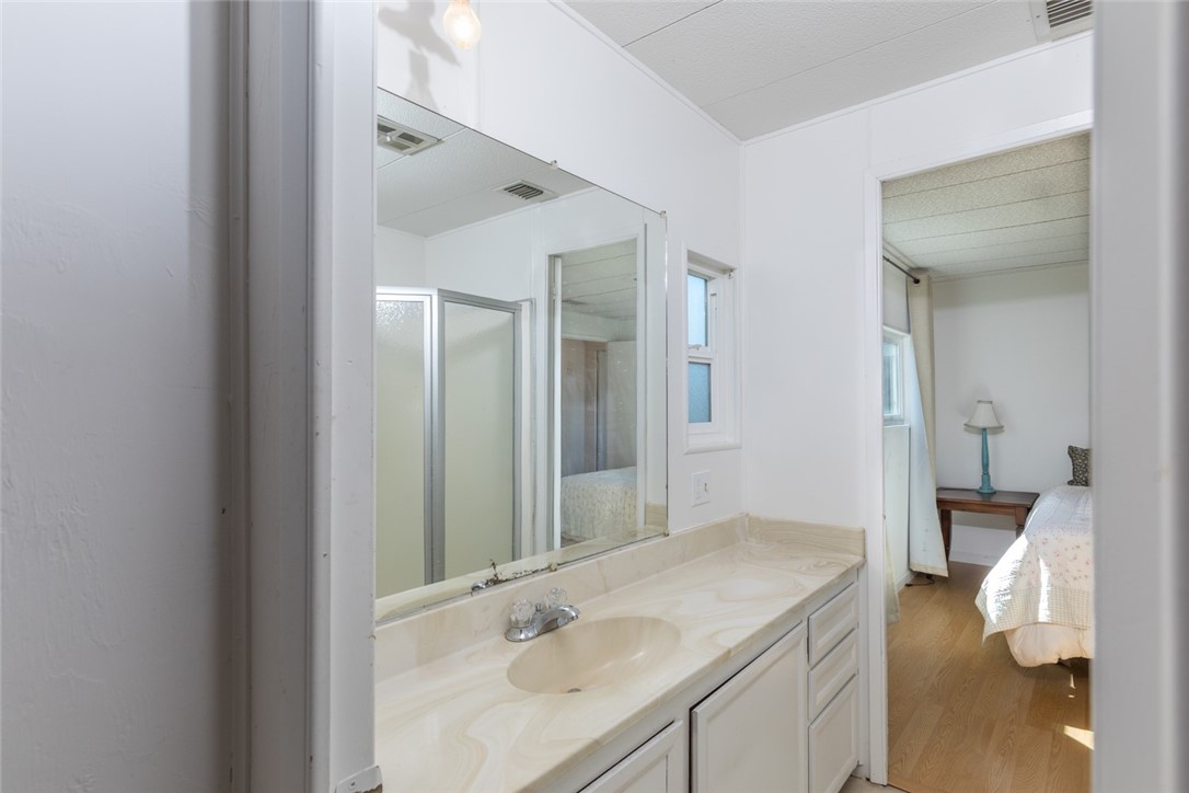 4878 Leonard Road, Unit 3 Mariposa, CA 95338 - Photo 16 of 50 Guest bathroom with access to bedroom #2