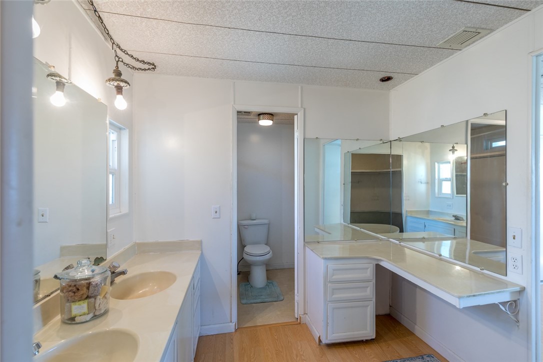 4878 Leonard Road, Unit 3 Mariposa, CA 95338 - Photo 22 of 50 Primary Bathroom