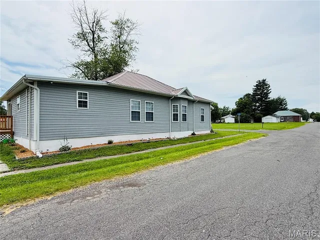 $195,000 | 100 School Street, Wilsonville, IL 62093