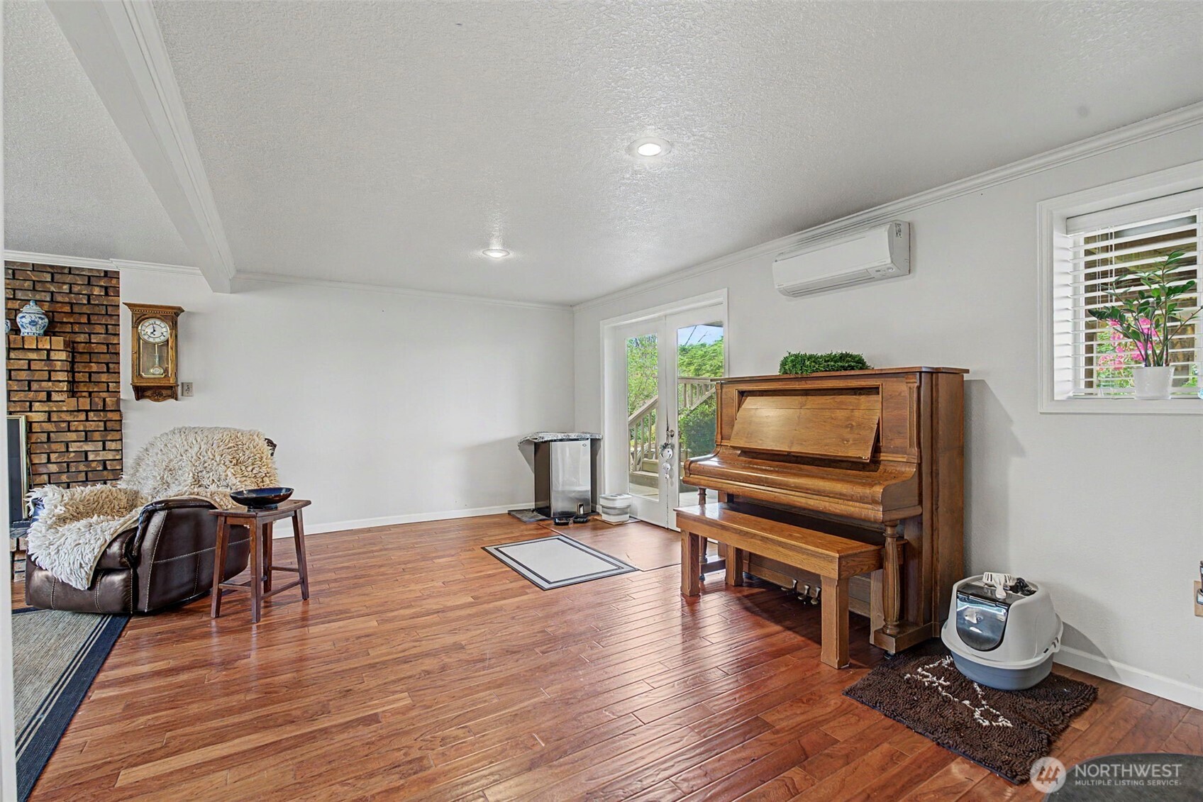 1611 Ham Hill Road Centralia, WA 98531 - Photo 23 of 40 a living room with furniture and a wooden floor