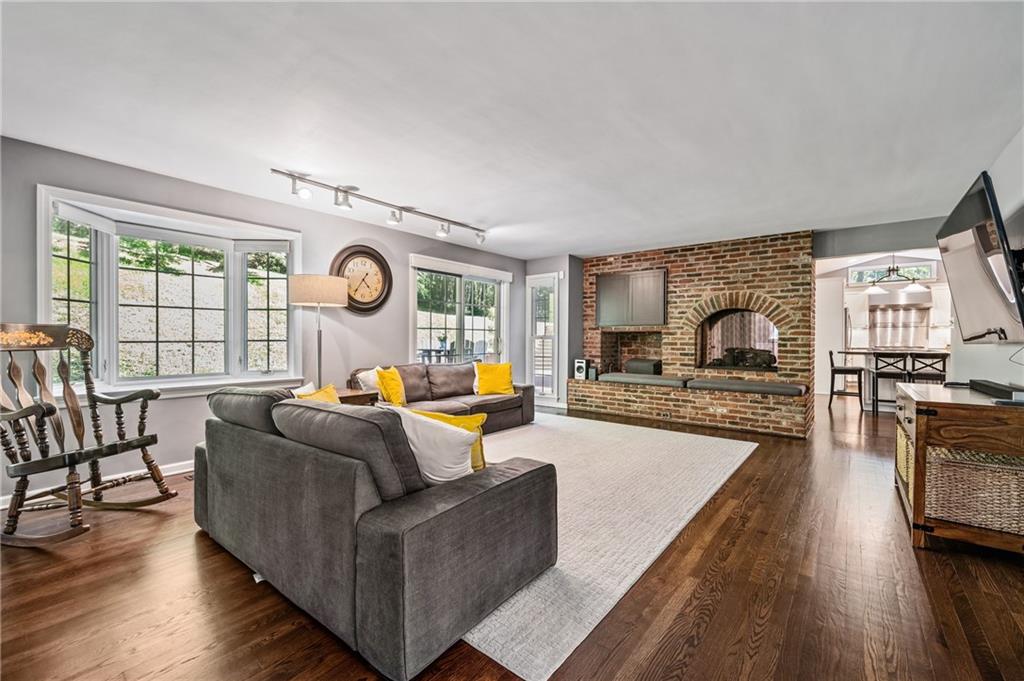 212 Highland Road Pittsburgh, PA 15238 - Photo 6 of 25 Gallery Image 6