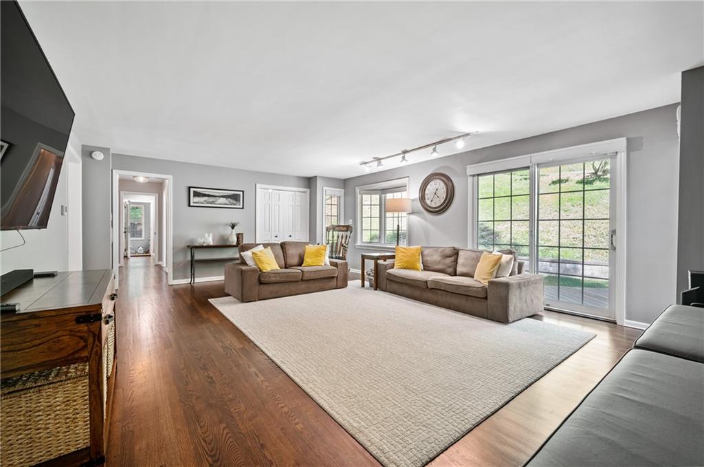 212 Highland Road Pittsburgh, PA 15238 - Photo 7 of 25 Gallery Image 7