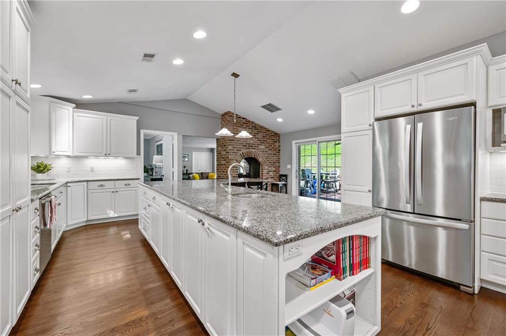 212 Highland Road Pittsburgh, PA 15238 - Photo 8 of 25 Gallery Image 8
