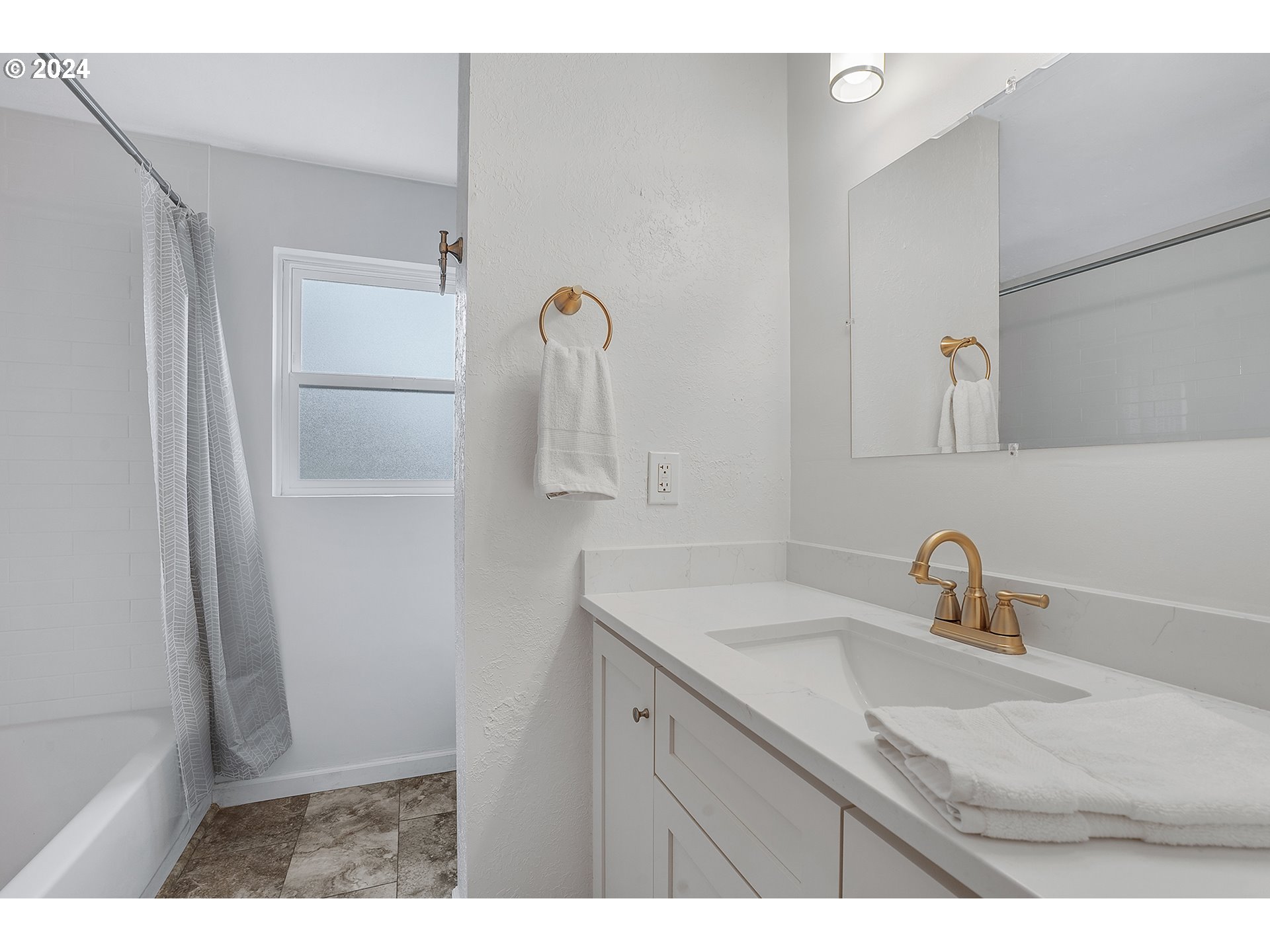 3927 Southeast Rural Street Portland, OR 97202 - Photo 23 of 41 Bathroom
