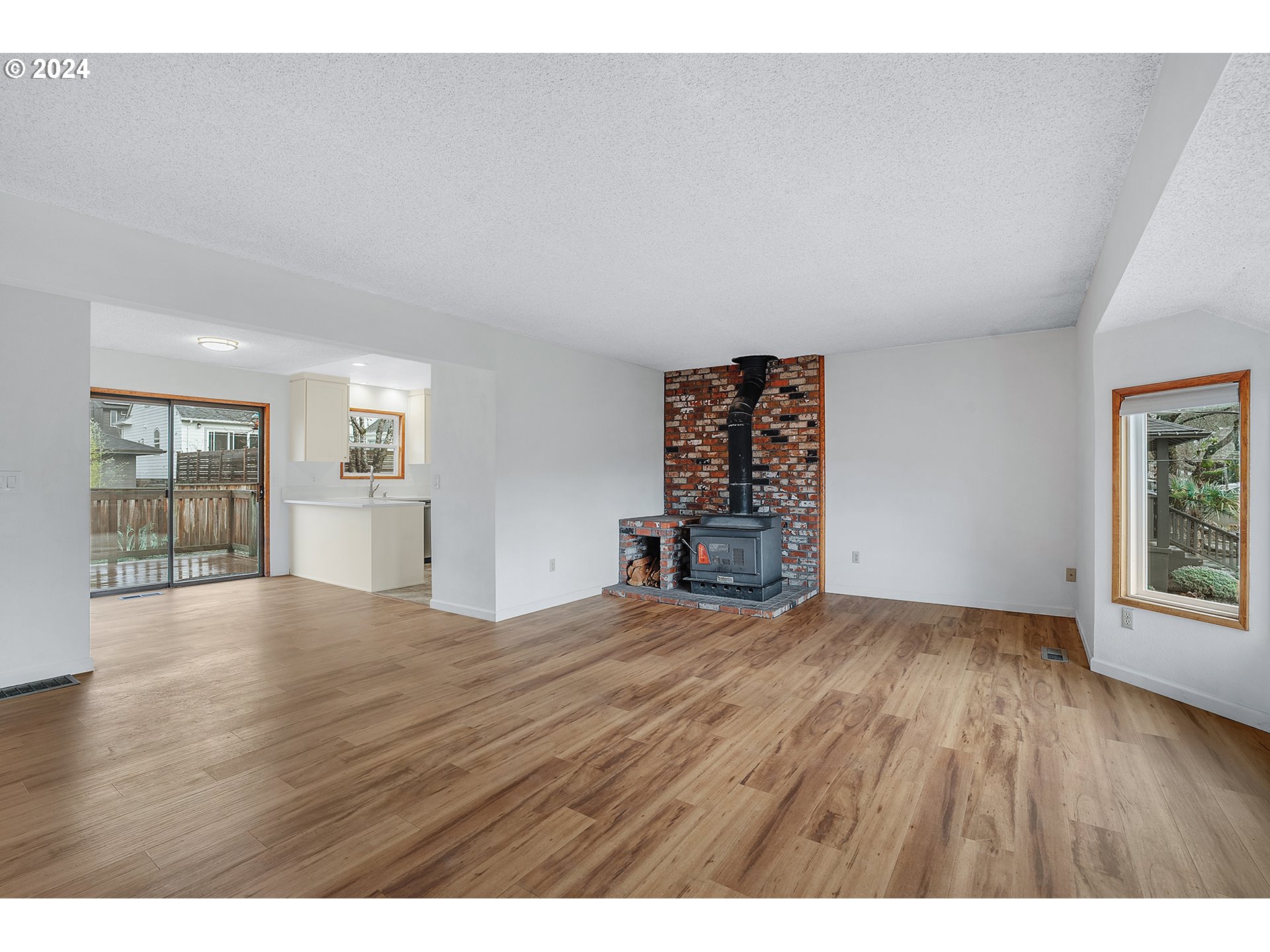 3927 Southeast Rural Street Portland, OR 97202 - Photo 6 of 41 Living Room
