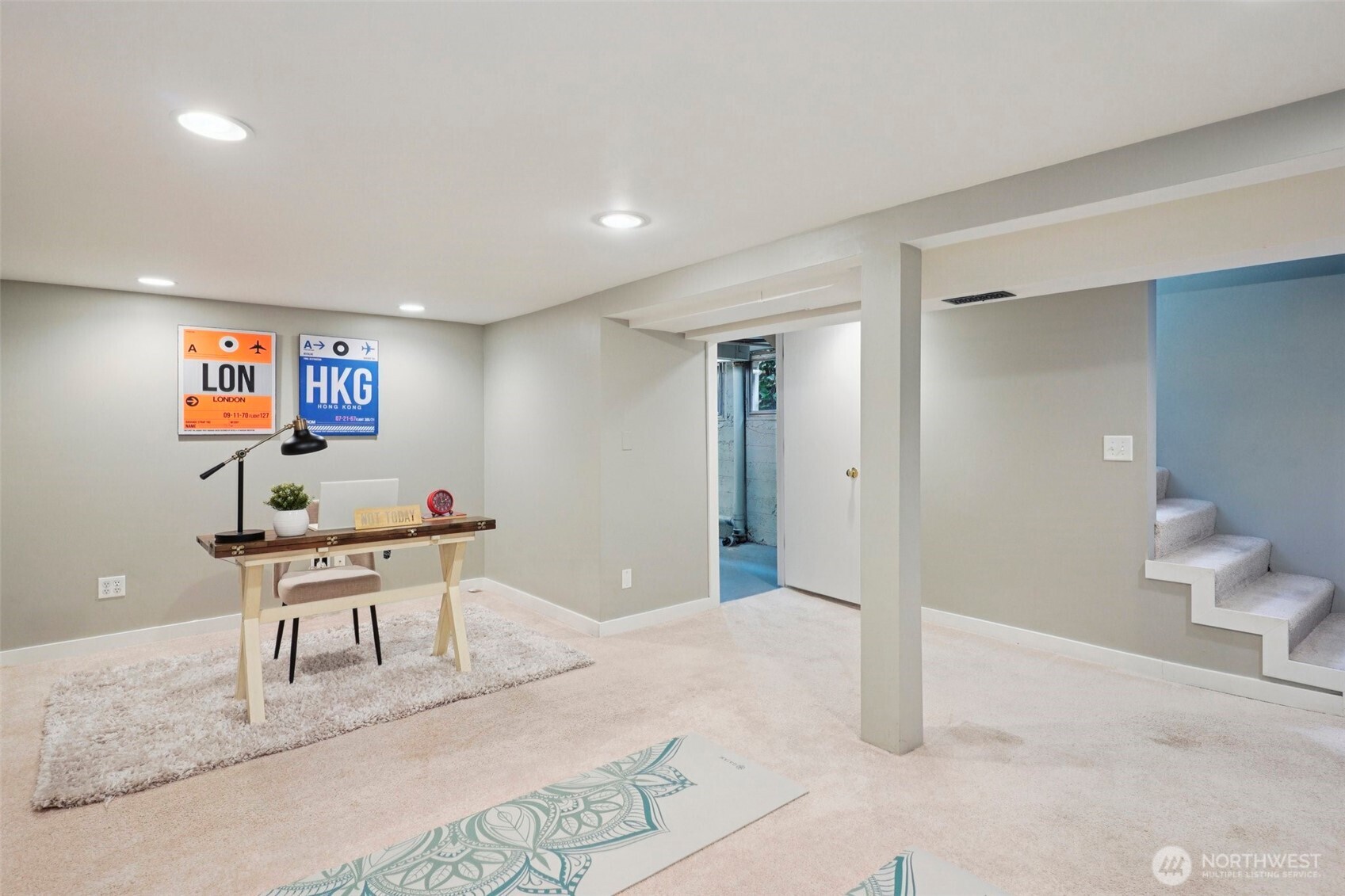 3141 Broadway East Seattle, WA 98102 - Photo 32 of 40 a workspace with furniture and window