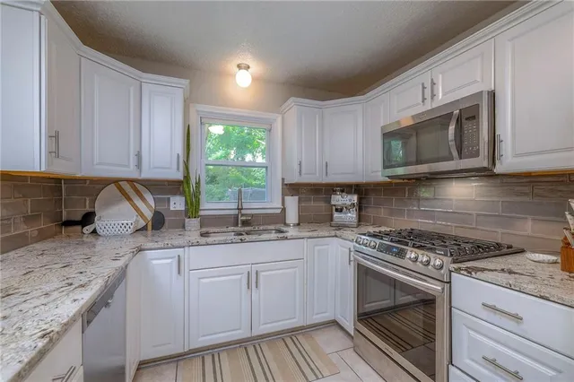 $500,000 | 10501 Sagamore Road, Leawood, KS 66206