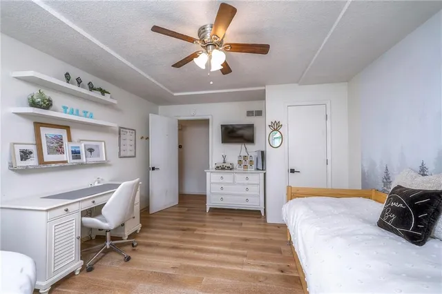 $500,000 | 10501 Sagamore Road, Leawood, KS 66206