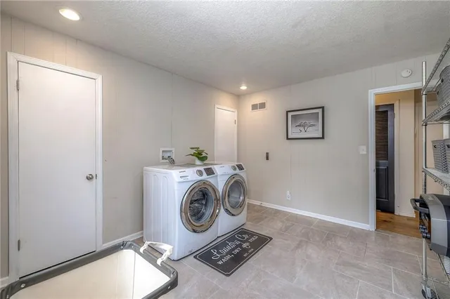 $500,000 | 10501 Sagamore Road, Leawood, KS 66206