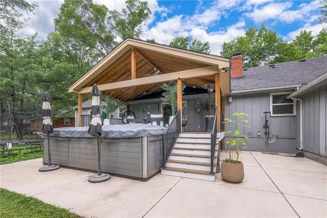 $500,000 | 10501 Sagamore Road, Leawood, KS 66206