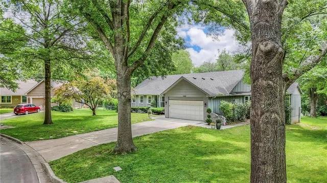 $500,000 | 10501 Sagamore Road, Leawood, KS 66206