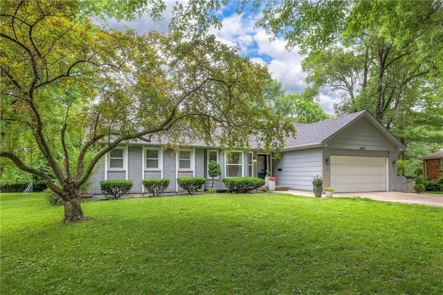 $500,000 | 10501 Sagamore Road, Leawood, KS 66206