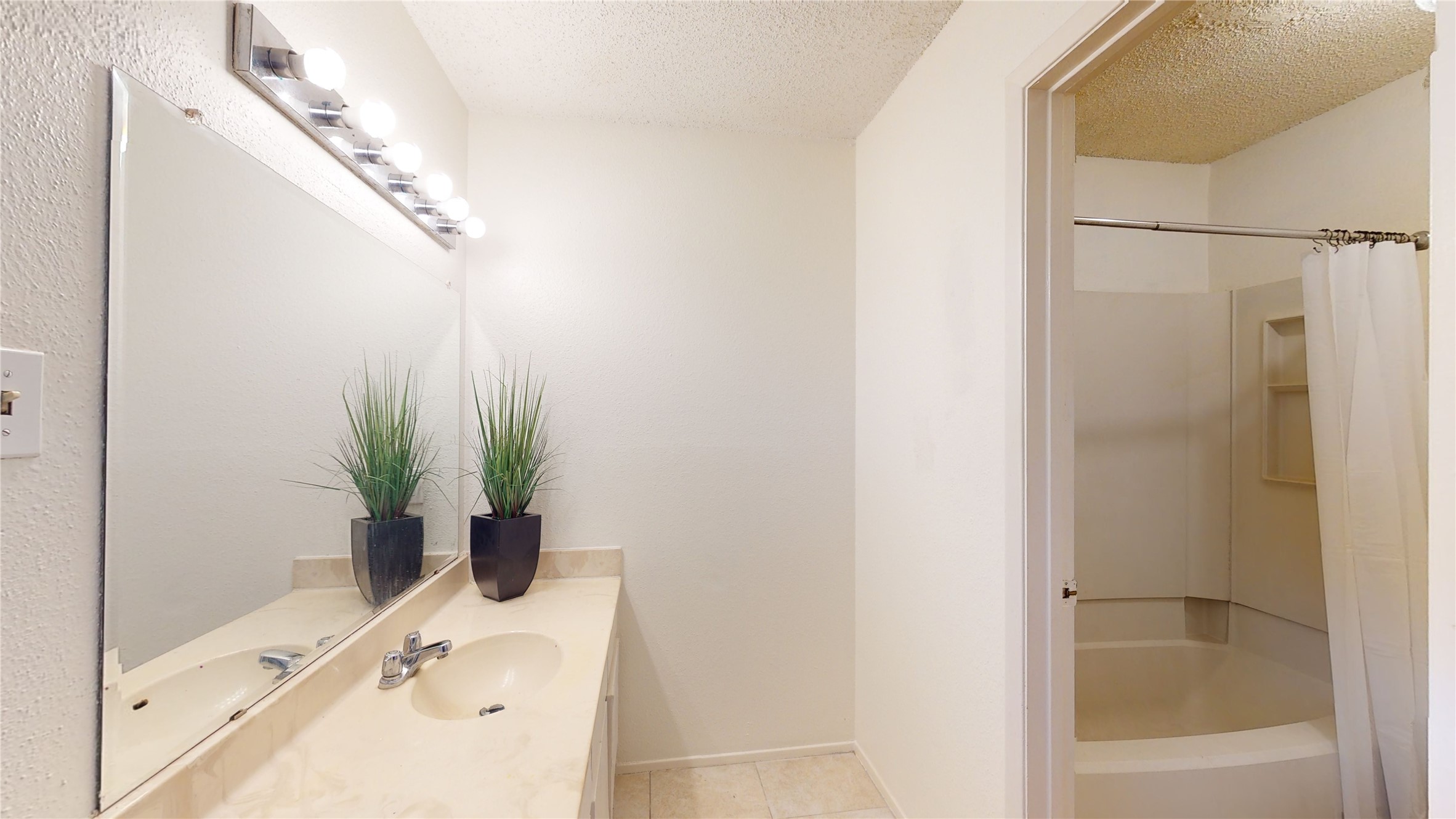 12250 Copper Tree Pvt Lane Houston, TX 77035 - Photo 12 of 26 Primary bathroom on 2nd floor