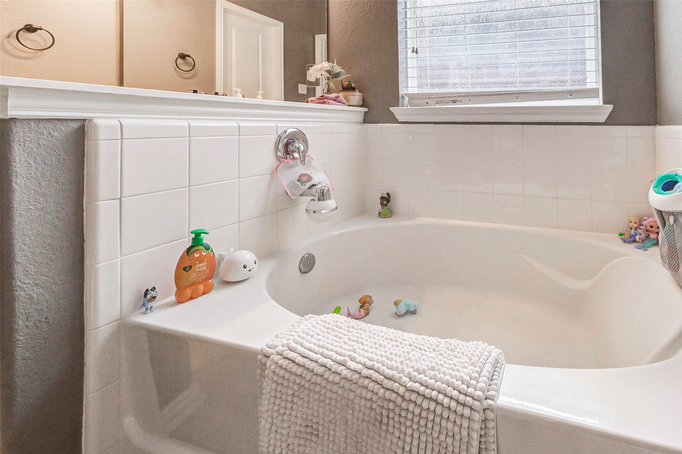 3210 Montclair Orchard Trace Spring, TX 77386 - Photo 32 of 38 a bathroom with a bathtub and a window