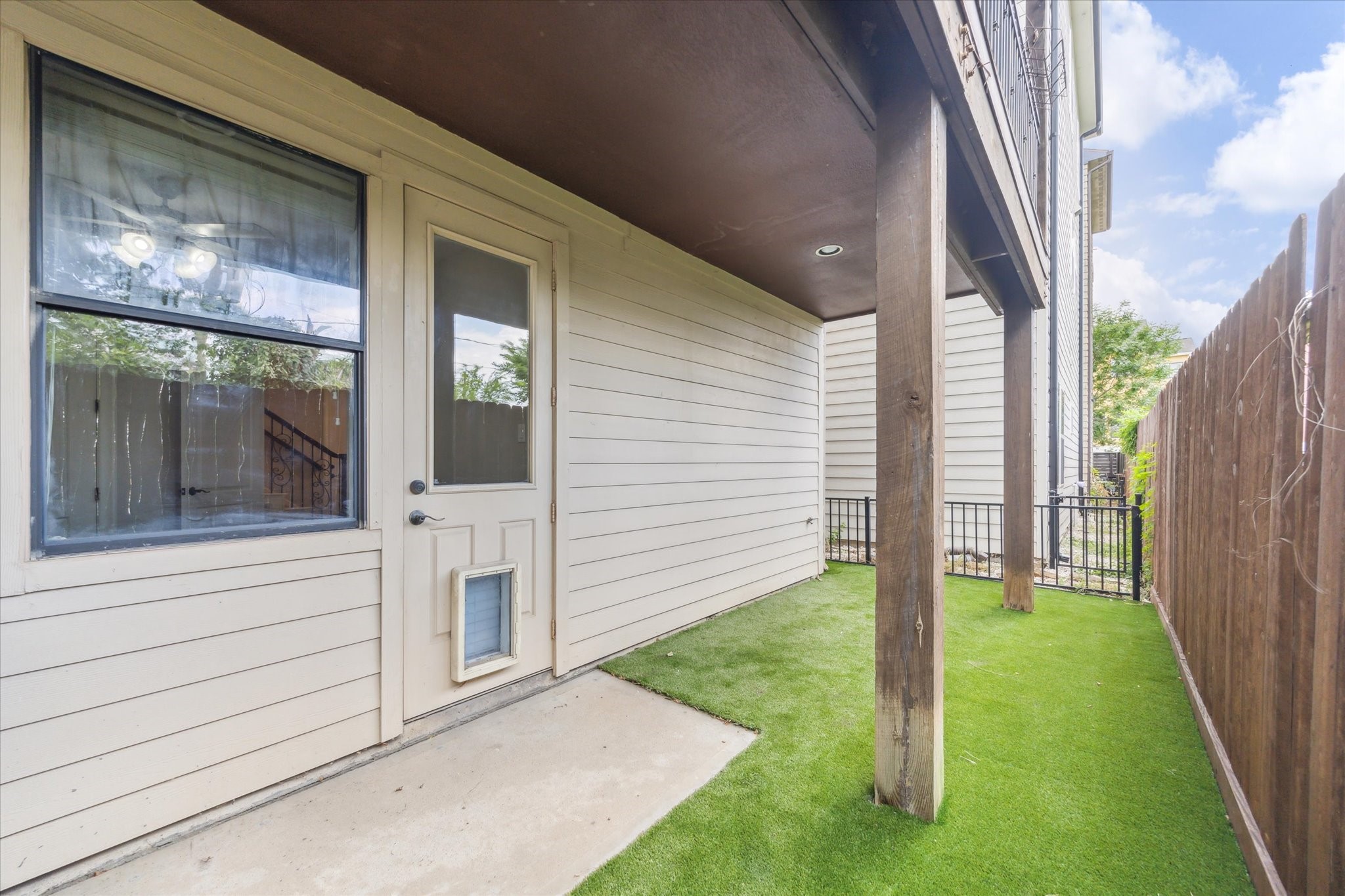 1512 Thompson Street, Unit 3 Houston, TX 77007 - Photo 29 of 32 Great turfed outdoor space. Large fence for privacy.