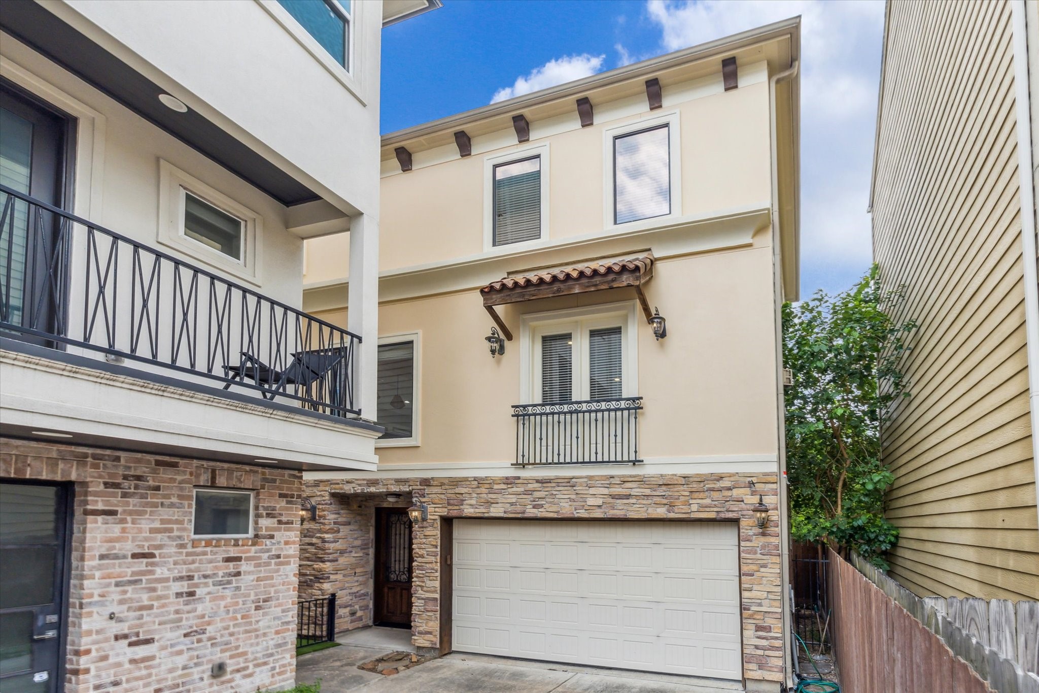 1512 Thompson Street, Unit 3 Houston, TX 77007 - Photo 31 of 32 Privately located in a gated enclave of three homes.