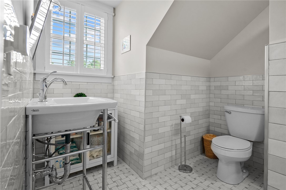 7 Lee Road Barrington, RI 02806 - Photo 25 of 33 Full bathroom on second level.