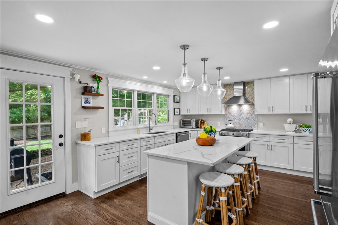 7 Lee Road Barrington, RI 02806 - Photo 4 of 33