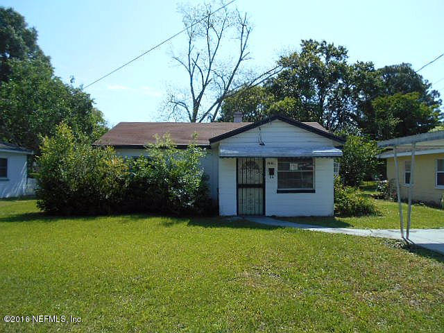 3635 Freeman Road Jacksonville, FL 32207 - Photo 1 of 13 a front view of a house with garden