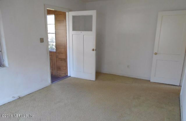 3635 Freeman Road Jacksonville, FL 32207 - Photo 4 of 13 an empty room with an entrance to other room