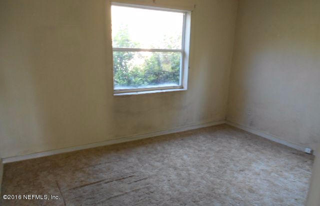 3635 Freeman Road Jacksonville, FL 32207 - Photo 8 of 13 an empty room with a window
