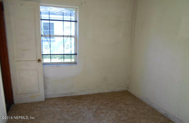 3635 Freeman Road Jacksonville, FL 32207 - Photo 9 of 13 an empty room with a window