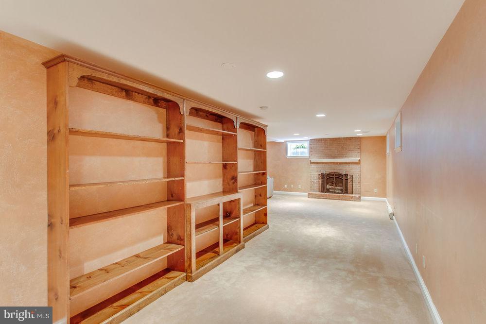 1004 Vassar Road Alexandria, VA 22314 - Photo 20 of 29 Built-ins