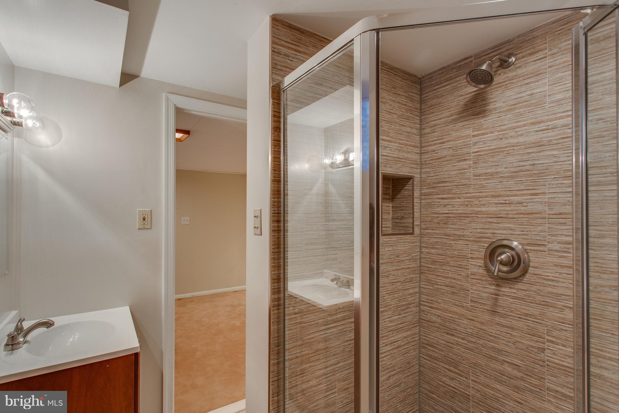 1004 Vassar Road Alexandria, VA 22314 - Photo 22 of 29 Bath