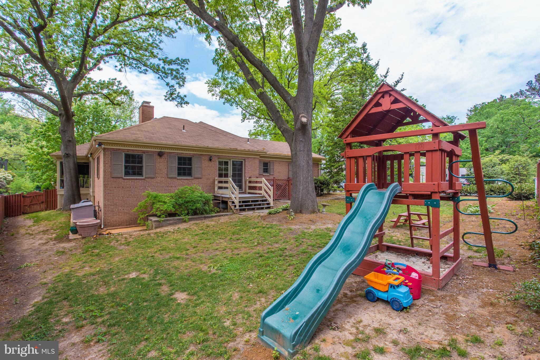 1004 Vassar Road Alexandria, VA 22314 - Photo 27 of 29 Playset Conveys!