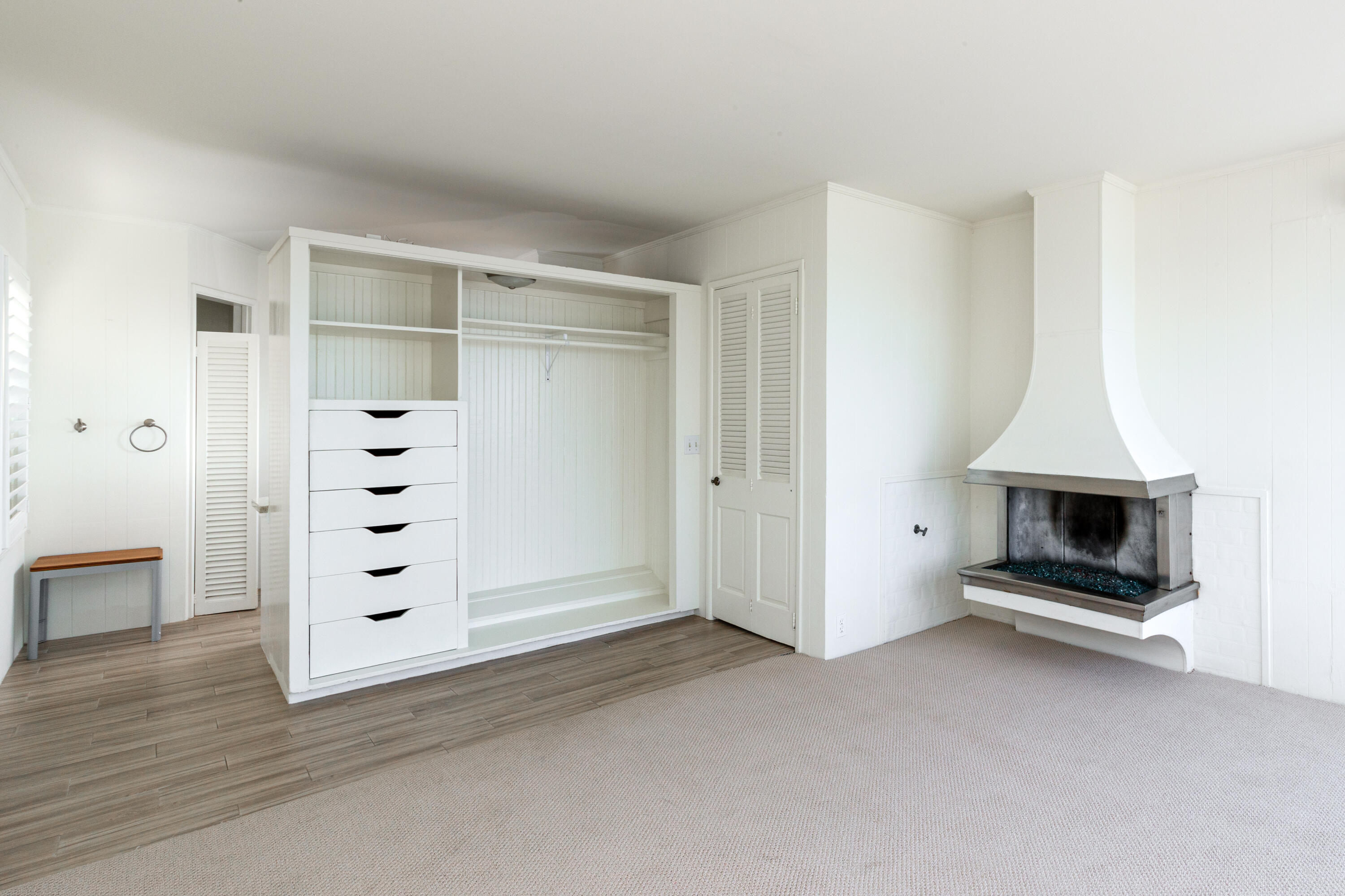 1520 Miramar Beach Montecito, CA 93108 - Photo 10 of 18 an empty room with cabinet and mirrors