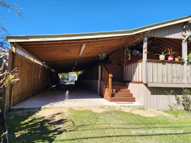 a view of a backyard