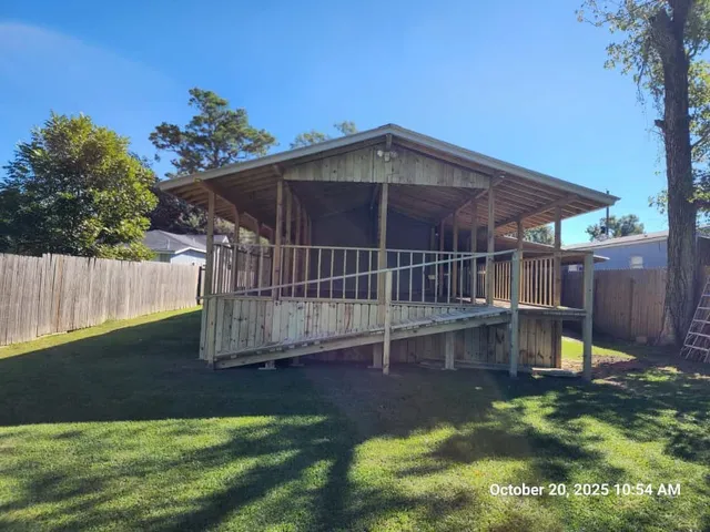a view of a backyard