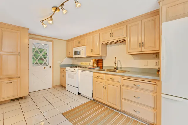 $3,200 | 25 Embassy Lane, Yarmouth Port, MA 02675