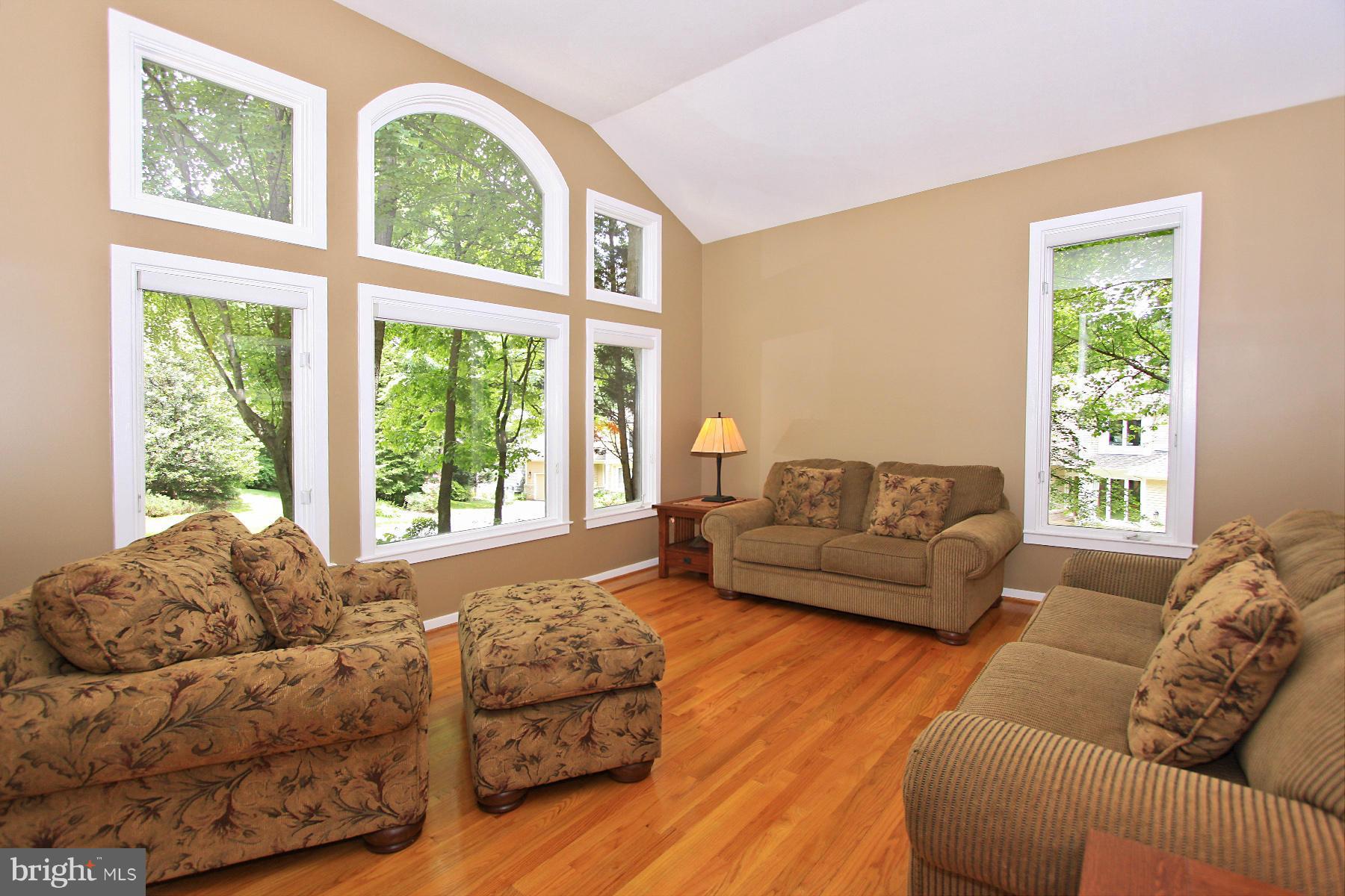 11325 Woodbrook Lane Reston, VA 20194 - Photo 7 of 30 Living Room