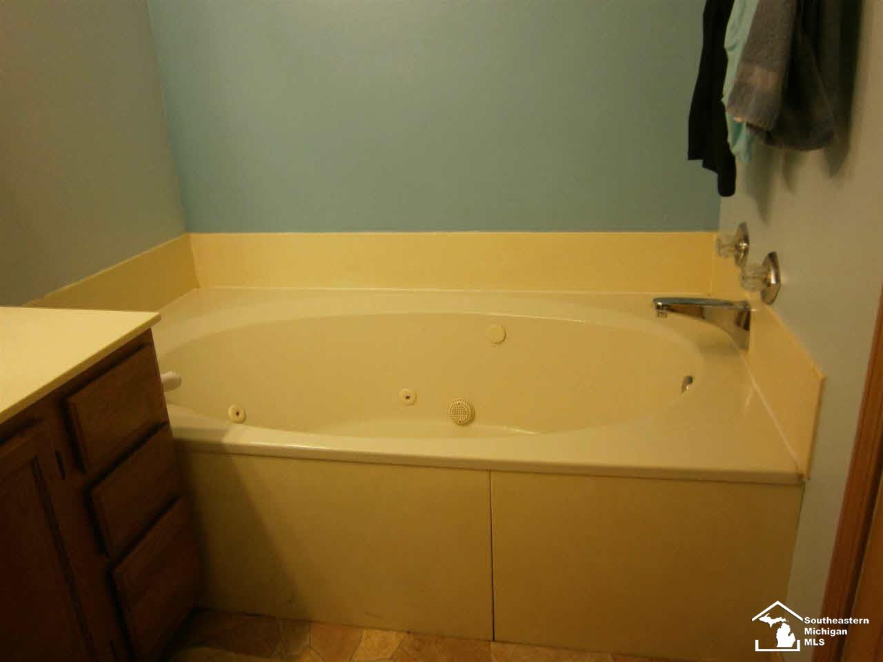 9412 Summerfield Road Temperance, MI 48182 - Photo 8 of 14 20446104-7.JPG