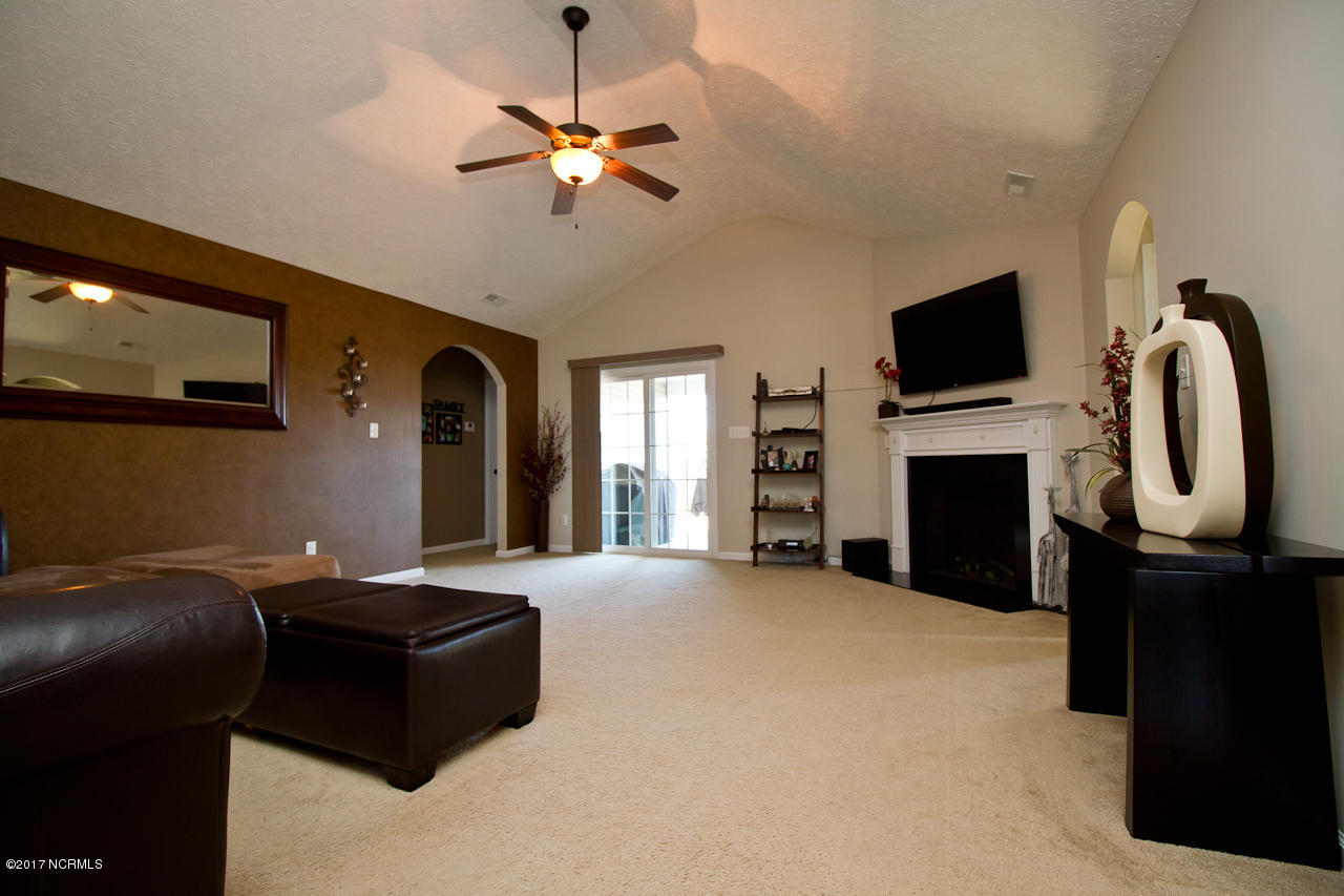 246 Merin Height Road Jacksonville, NC 28546 - Photo 17 of 37 Living Room