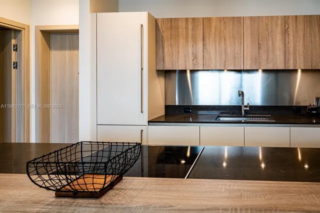 $5,000 | 1000 Brickell Plaza, Unit 1806, Miami, FL 33131