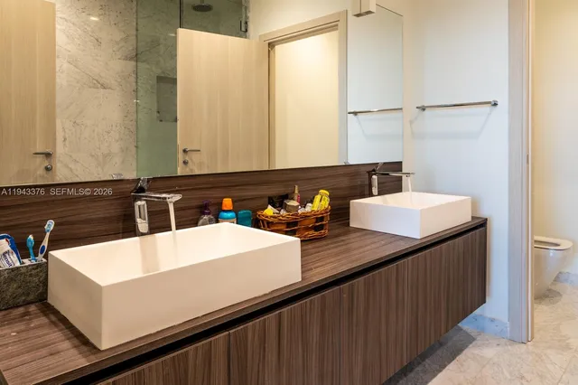 $5,000 | 1000 Brickell Plaza, Unit 1806, Miami, FL 33131